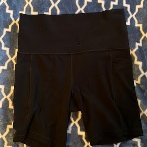 Black salutation stash pocket athleta shorts size small
